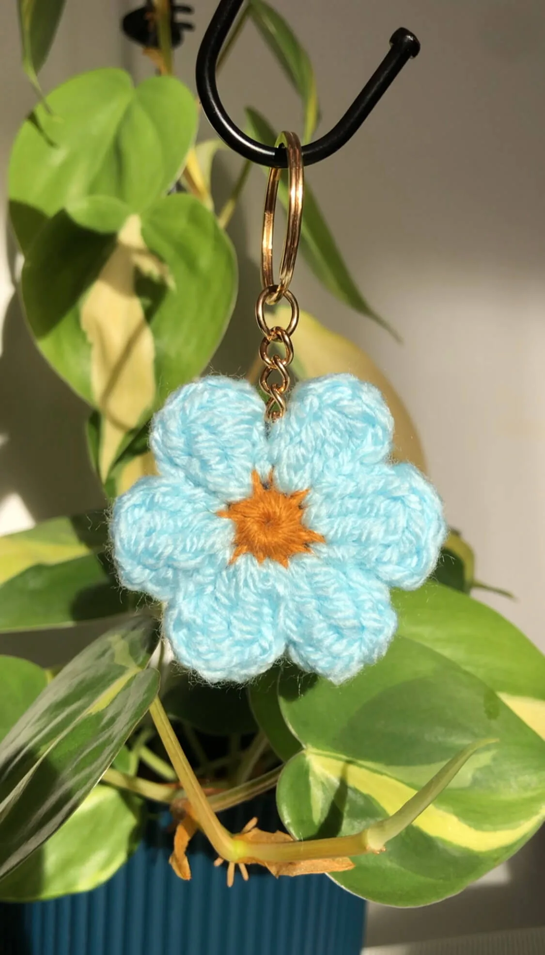 porte-clé fleur couleur bleu pâle