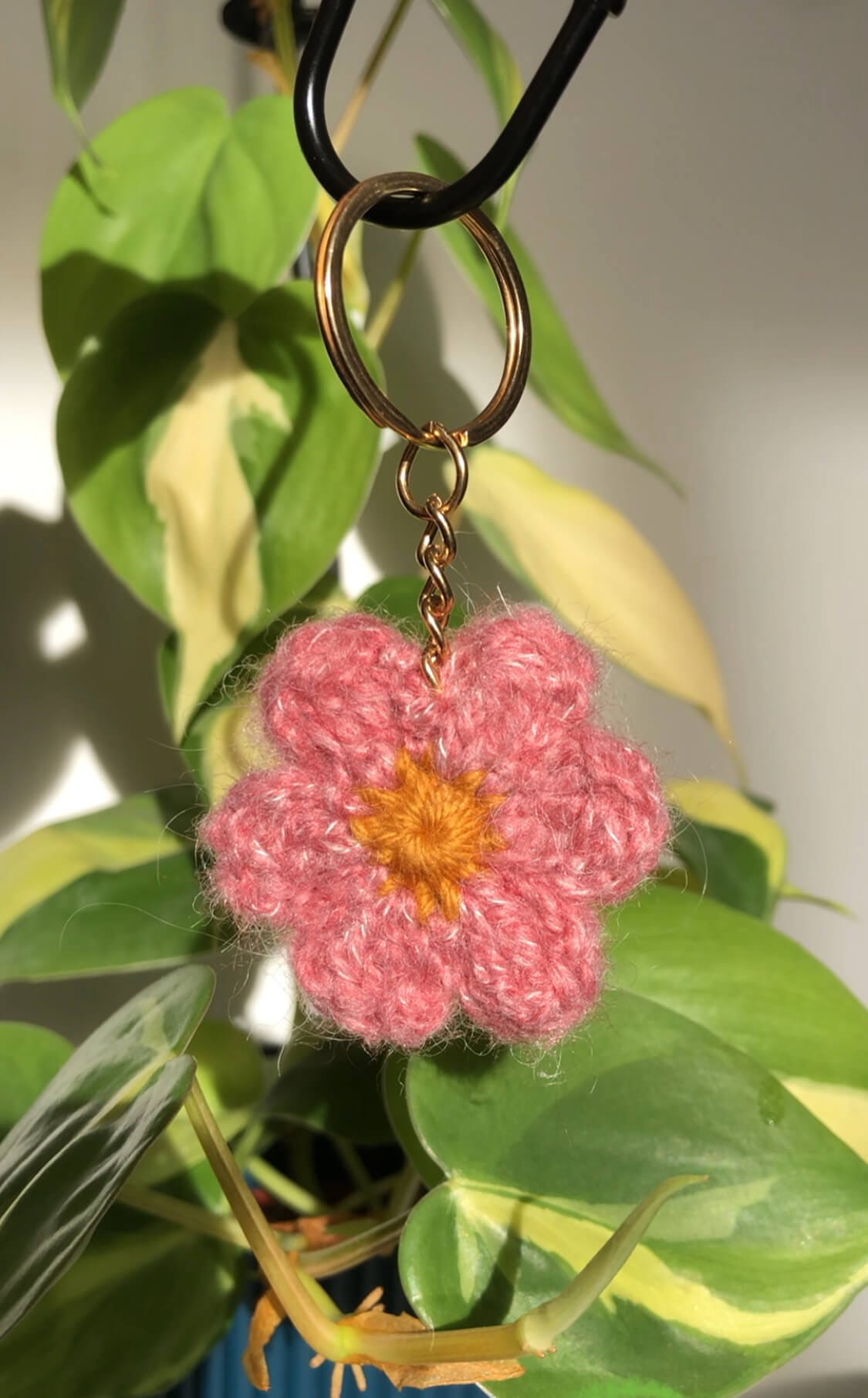 porte-clé fleur couleur rose fluffy