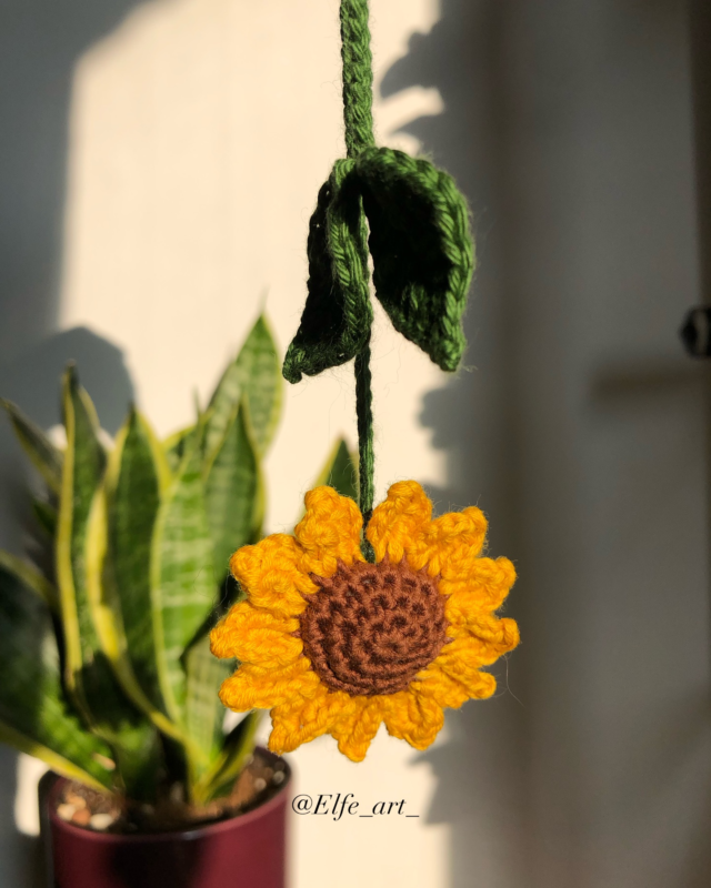 Bonjour bonjour 🧚🏼
Aujourd’hui je vous partage un accessoire un peu multitâche ✨

Cette sunflower a été conçu en guise de breloques pour mettre sur un sac, un casque … etc 👜🎧

Maiiiis il est aussi possible de l’utiliser en guise de marque page 😌 ou encore pour attacher vos rideaux avec un petit noeud 🌻

Dites moi en commentaire de quelle façon vous l’utiliseriez 😉

🎀 À bientôt 

*･゜ﾟ･*:.｡..｡.:*･'(*ﾟ▽ﾟ*)'･*:.｡. .｡.:*･゜ﾟ･*

#crochet #crochetaccessories #handmade #aestheticlife