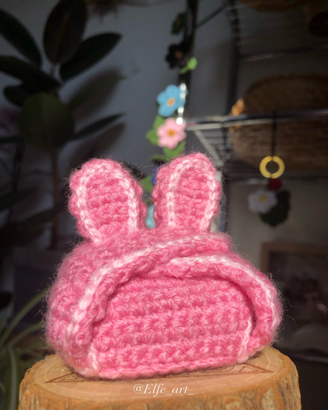 ⬇️🐰AirPods Pouch✨⬇️

☆彡★彡☆彡★彡☆彡★彡☆彡★彡☆彡

J’ai créé un modèle ✨Coquette✨ au crochet 🧶 

Avec une petite bordure rose pastel 🎀

Réalisé pour mettre vos AirPods ou autre évidemment 🐣🌱
🪴Le Pouch peut être utilisé en guise de d’emballage pour un petit cadeau 🎁 aussi !

Et voilà cette fois-ci je parle pas beaucoup, je vous laisse admirer mon travail 👁️👄👁️

~~~~~~~~~~~~~~~~~~~~~~~~~~~~~~~

✨Et À BIENTÔT pour de nouvelles publications ✨🐰 
( follow me 🧝🏼‍♀️) 

_(:3 」∠)_…………………………………………………✨
.
.
.
.
.
#crochet #madeinfrance✂️🇫🇷 #airpodspouch #airpods2 #handmade #madeinbreizh #aestheticstuff #formygirlies